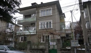 Крадци пребиха баба, дъщеря и внучки за 30 лева