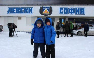 Две малки сини сърца отсрамиха феновете на първа тренировка