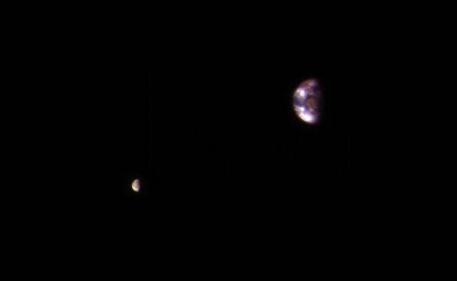 Как изглеждат Земята и Луната, снимани от Марс