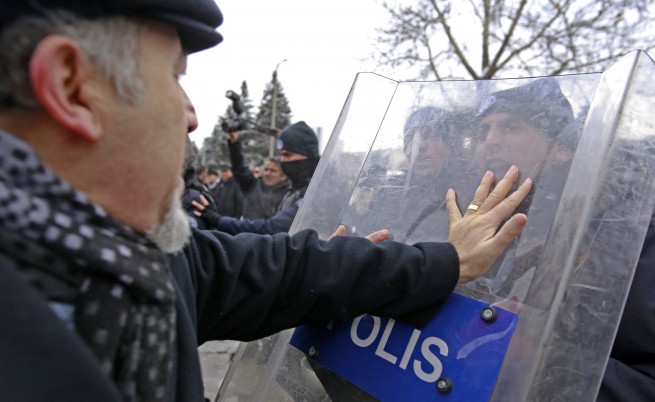 Спряха протест в Турция с водни оръдия и сълзотворен газ
