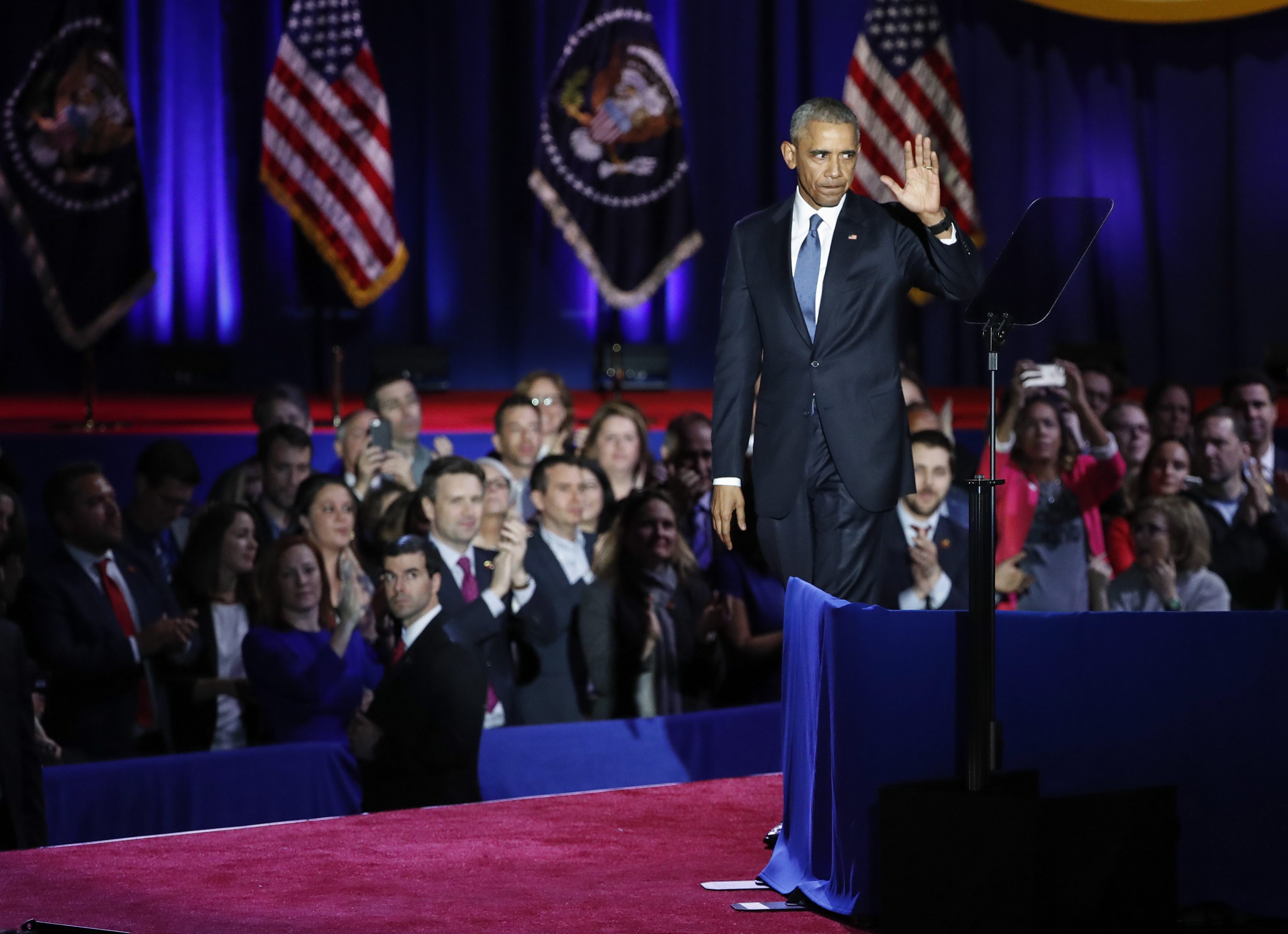 Барак Обама изнесе своята последна реч като президент на САЩ пред хиляди хора в Чикаго - градът, в който той отпразнува издигането си във властта преди осем години. На моменти гласът му отразяваше емоциите. Той си спомни както пораженията, така и победите.