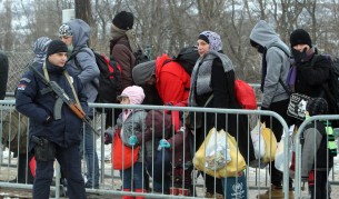 ЕС може да принуди членките си да приемат бежанци