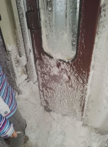 Студ и сняг във влаковете на БДЖ - десетки ядосани граждани заснеха и показаха какво се случва в купетата, а именно - "ледено кралство".