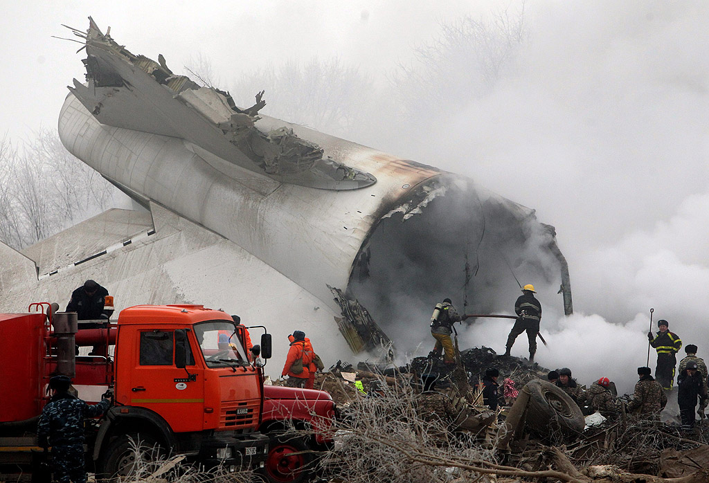 Турски товарен самолет „Боинг“747 се разби върху жилищна сграда в столицата на Киргизстан и буквално я смаза. Световни агенции съобщиха, че загиналите са най-малко 37 души, а още 8 са откарани в болница с различни наранявания.