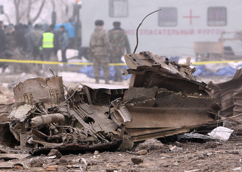 Турски товарен самолет „Боинг“747 се разби върху жилищна сграда в столицата на Киргизстан и буквално я смаза. Световни агенции съобщиха, че загиналите са най-малко 37 души, а още 8 са откарани в болница с различни наранявания.