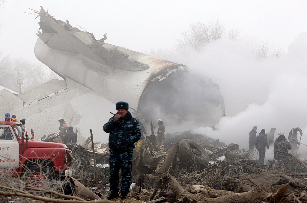 Турски товарен самолет „Боинг“747 се разби върху жилищна сграда в столицата на Киргизстан и буквално я смаза. Световни агенции съобщиха, че загиналите са най-малко 37 души, а още 8 са откарани в болница с различни наранявания.