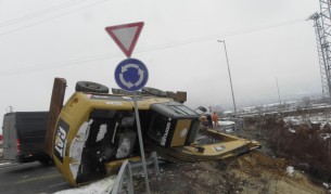 Багер падна от платформа на АМ „Струма