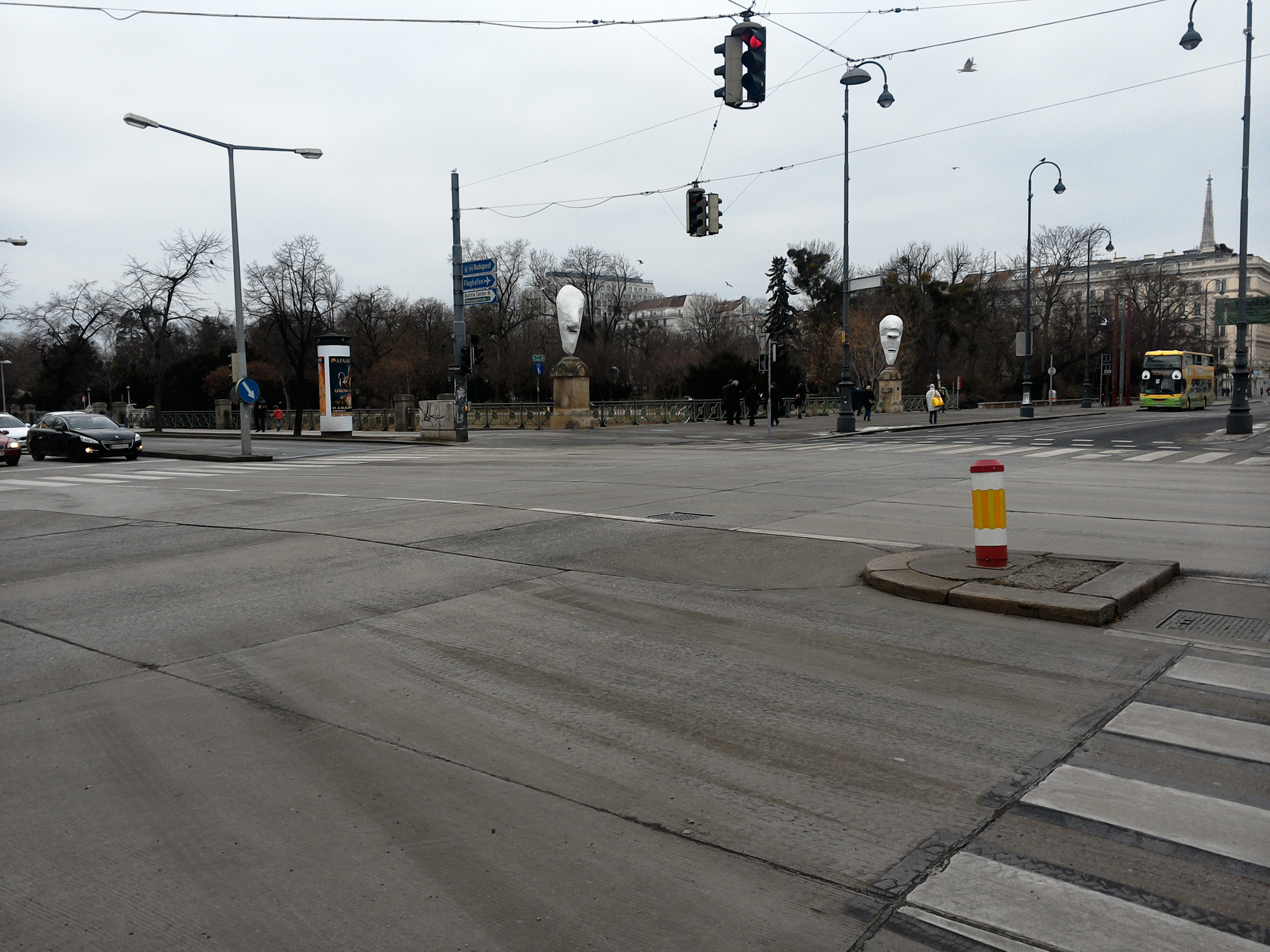 В началото на годината и в София и във Виена имаше обилни снеговалежи. Докато в българската столица почистването на снега традиционно свършва с избутването му от пътя на тротоара, във Виена все едно не е валяло.