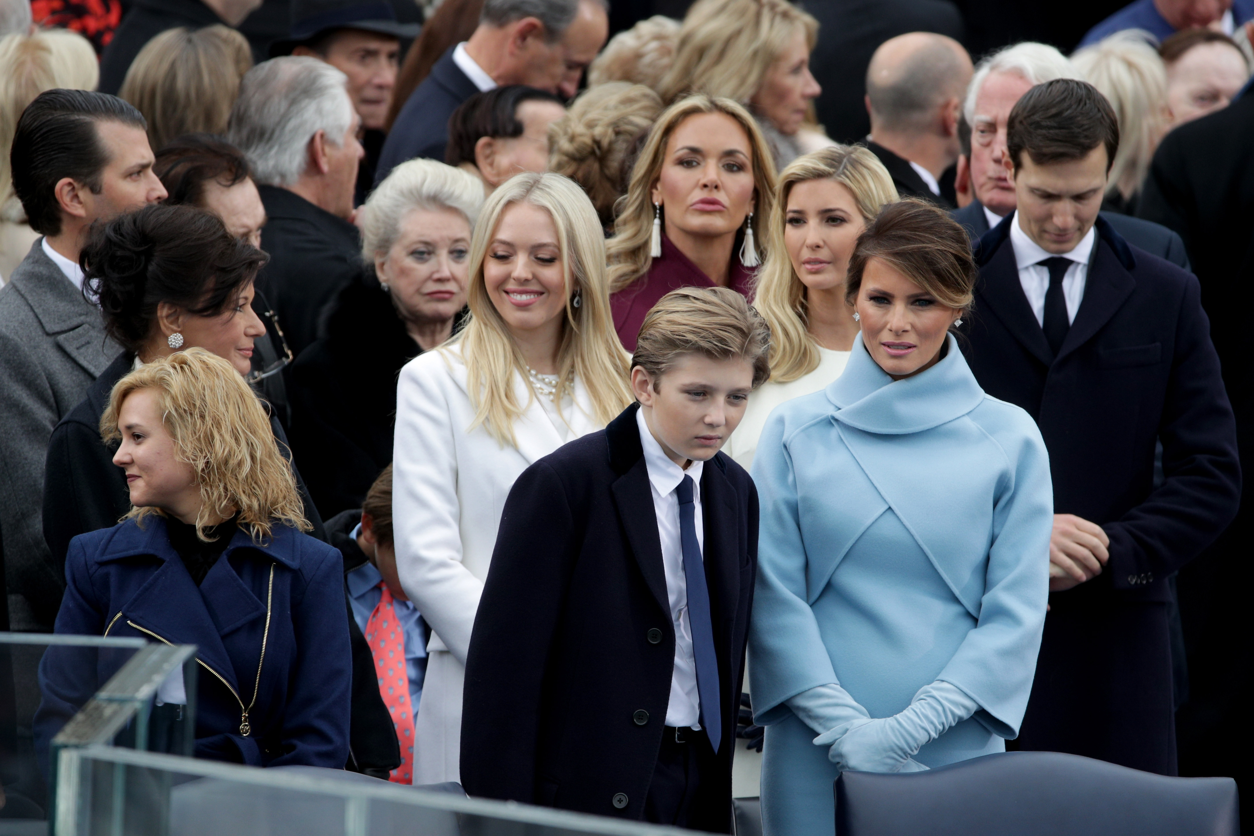 Съпругата и децата на Доналд Тръмп бяха плътно до него по време на церемонията за встъпването му в длъжност. Хилари Клинтън и бившият президент на САЩ Бил Клинтън също присъстваха на церемонията по встъпване в длъжност на новия президент.