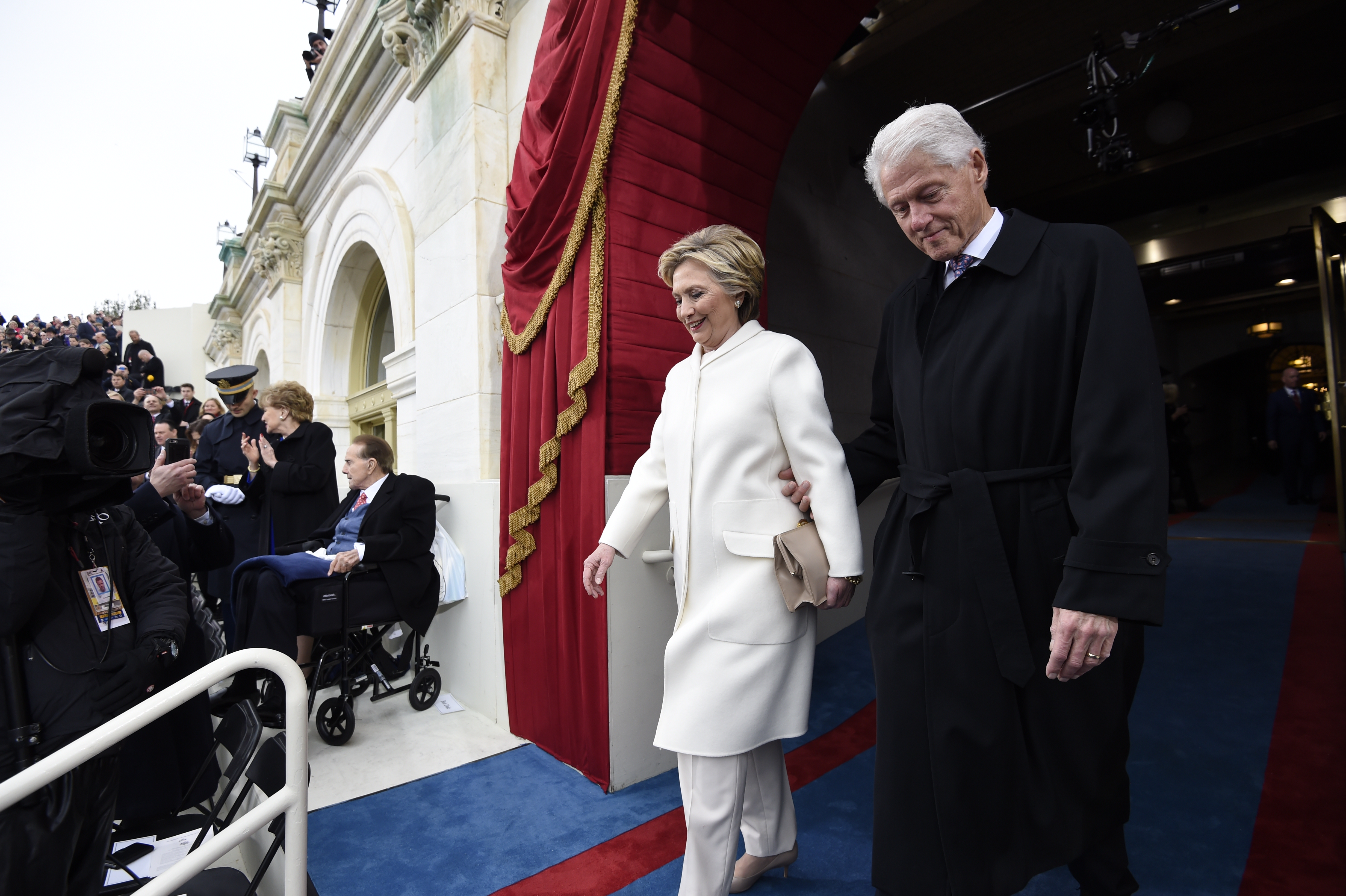 Хилари Клинтън и бившият президент на САЩ Бил Клинтън също пристигнаха на Капитолия за церемонията. Двамата се присъединиха към други бивши президенти и техните съпруги, включително Джордж и Лора Буш.