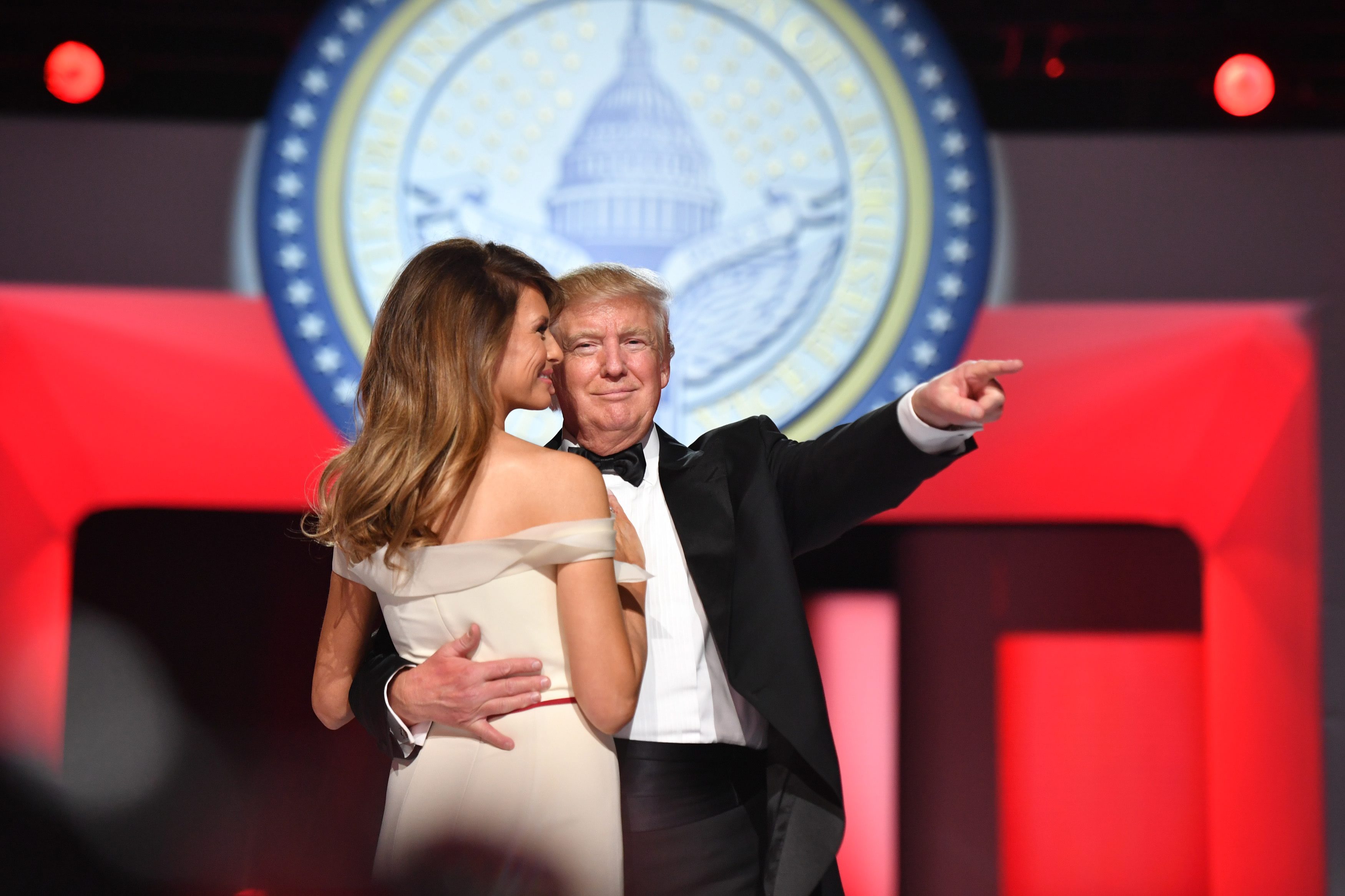 Доналд Тръмп и съпругата му Мелания танцуваха на баловете по случай встъпването в длъжност на новия американски президент. На два от трите бала, организирани в негова чест новият президент и съпругата му танцуваха под звуците на емблематичната песен на Франк Синатра "По моя начин" в компанията на вицепрезидентската двойка и членове на семейството на Тръмп.