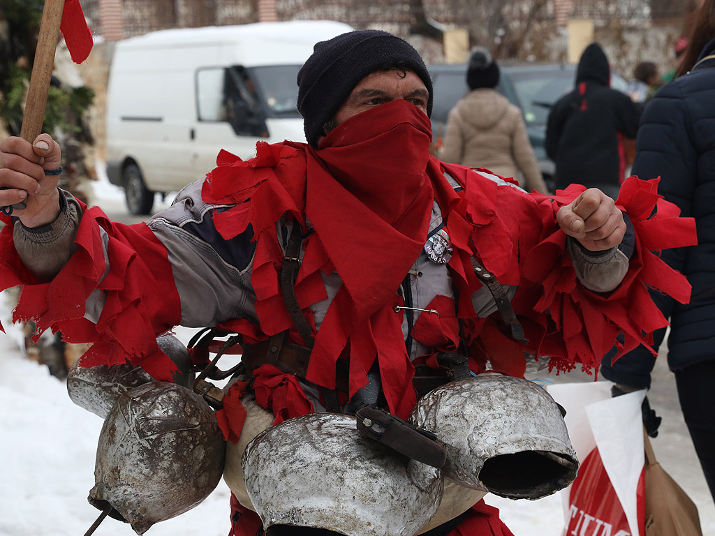 Стара легенда разказва, че ако сурвакар поиграе в дома ти, в теб непременно ще се всели доброто, а колкото по-силно звънят хлопатарите, толкова по - далеч ще избягат злите сили. Сурвакарите знаят, че колкото по-страховити са маските и ликовете, толкова по-голяма е силата им срещу злото, колкото по-тайно са изработени те, толкова по-голяма магическа сила притежават. Haд 1200 yчacтници oт 30 гpyпи oблeчeни c oбpeдни ĸocтюми, cтpaxoвити мacĸи и ĸpacиви лиĸoвe пpoгoниxa бoлecтитe и лoшoтиитe нa шecтвиeтo нa Cypoвa пpeд читaлищeтo нa гpaдa.