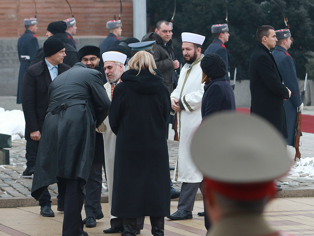 С официална церемония избраният за президент Румен Радев встъпи в длъжност днес. В 11 ч. на пл. „Св. Александър Невски” започна приемането на строя на гвардейците. След встъпването в длъжност на Румен Радев, което бе отбелязано с 21 салюта около 11:25 часа, последва прегръдка и ръкостискане с премиера в оставка Бойко Борисов.