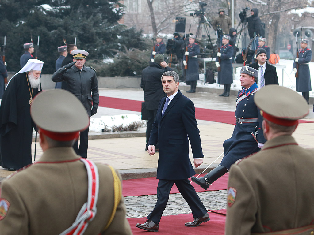 С официална церемония избраният за президент Румен Радев встъпи в длъжност днес. В 11 ч. на пл. „Св. Александър Невски” започна приемането на строя на гвардейците. След встъпването в длъжност на Румен Радев, което бе отбелязано с 21 салюта около 11:25 часа, последва прегръдка и ръкостискане с премиера в оставка Бойко Борисов.