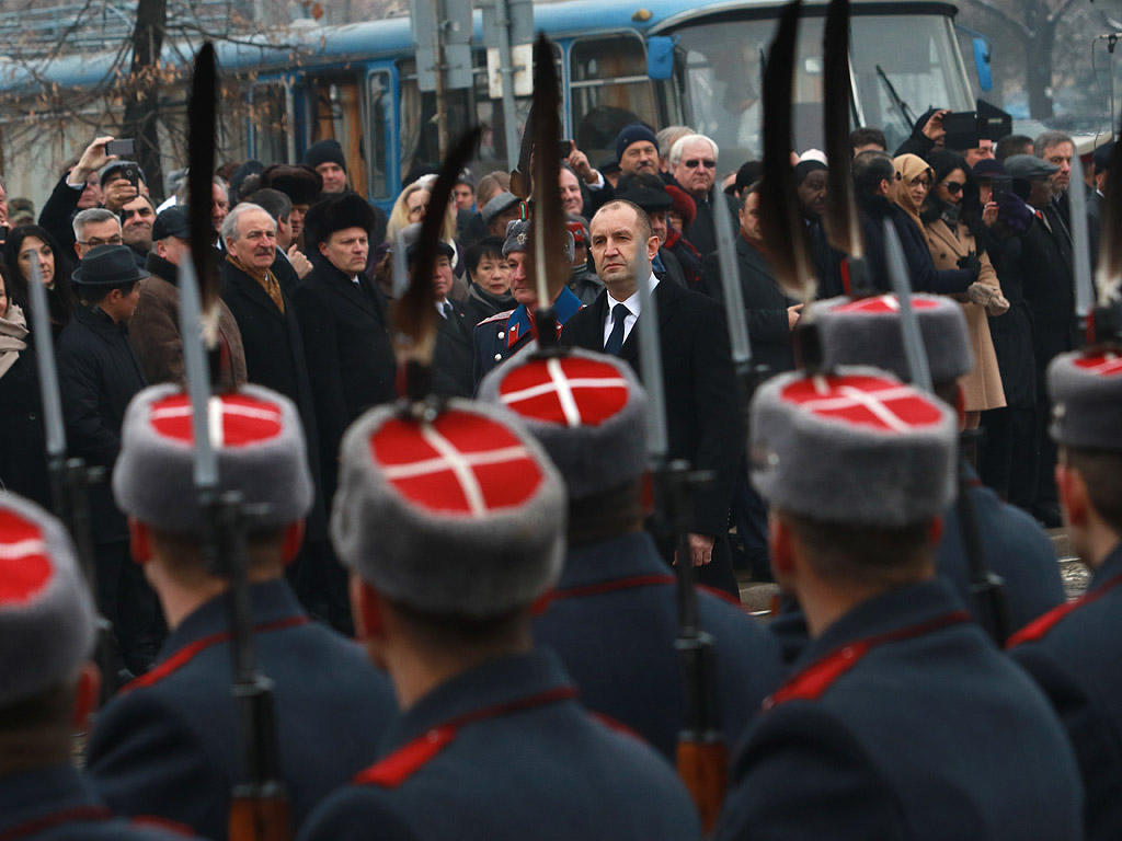 С официална церемония избраният за президент Румен Радев встъпи в длъжност днес. В 11 ч. на пл. „Св. Александър Невски” започна приемането на строя на гвардейците. След встъпването в длъжност на Румен Радев, което бе отбелязано с 21 салюта около 11:25 часа, последва прегръдка и ръкостискане с премиера в оставка Бойко Борисов.