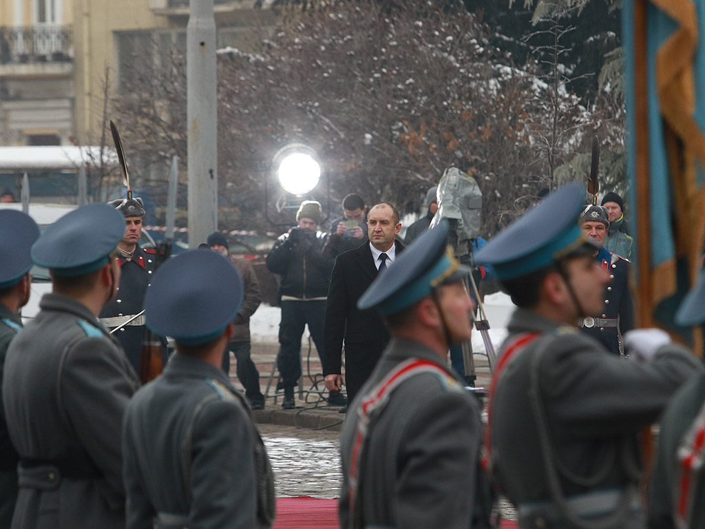 С официална церемония избраният за президент Румен Радев встъпи в длъжност днес. В 11 ч. на пл. „Св. Александър Невски” започна приемането на строя на гвардейците. След встъпването в длъжност на Румен Радев, което бе отбелязано с 21 салюта около 11:25 часа, последва прегръдка и ръкостискане с премиера в оставка Бойко Борисов.