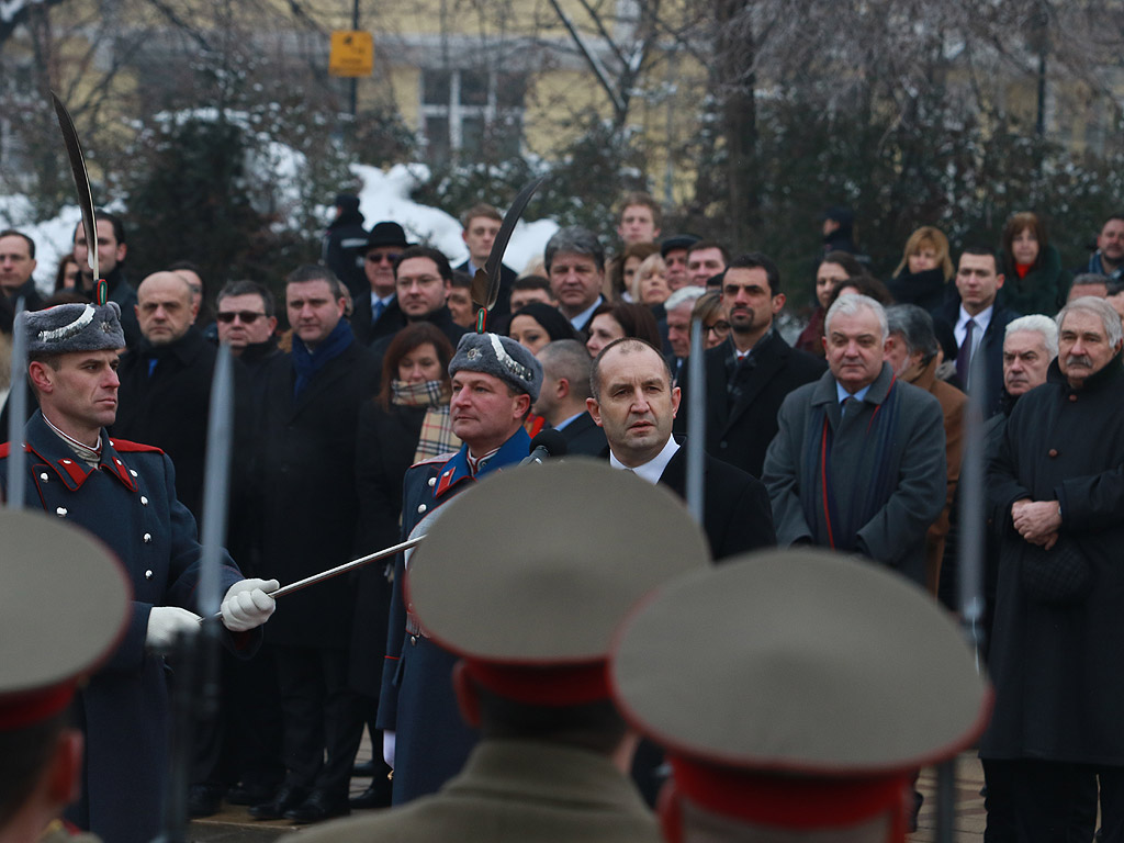 С официална церемония избраният за президент Румен Радев встъпи в длъжност днес. В 11 ч. на пл. „Св. Александър Невски” започна приемането на строя на гвардейците. След встъпването в длъжност на Румен Радев, което бе отбелязано с 21 салюта около 11:25 часа, последва прегръдка и ръкостискане с премиера в оставка Бойко Борисов.