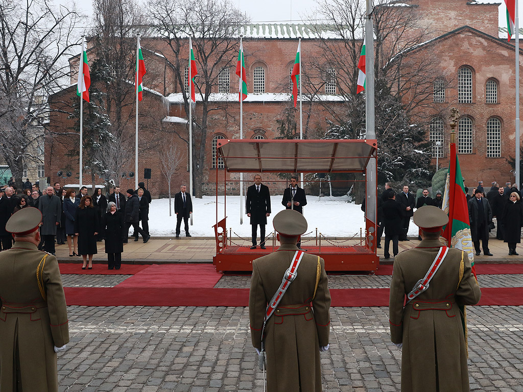 С официална церемония избраният за президент Румен Радев встъпи в длъжност днес. В 11 ч. на пл. „Св. Александър Невски” започна приемането на строя на гвардейците. След встъпването в длъжност на Румен Радев, което бе отбелязано с 21 салюта около 11:25 часа, последва прегръдка и ръкостискане с премиера в оставка Бойко Борисов.