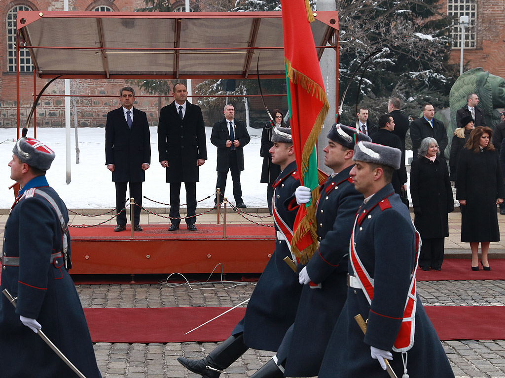 С официална церемония избраният за президент Румен Радев встъпи в длъжност днес. В 11 ч. на пл. „Св. Александър Невски” започна приемането на строя на гвардейците. След встъпването в длъжност на Румен Радев, което бе отбелязано с 21 салюта около 11:25 часа, последва прегръдка и ръкостискане с премиера в оставка Бойко Борисов.