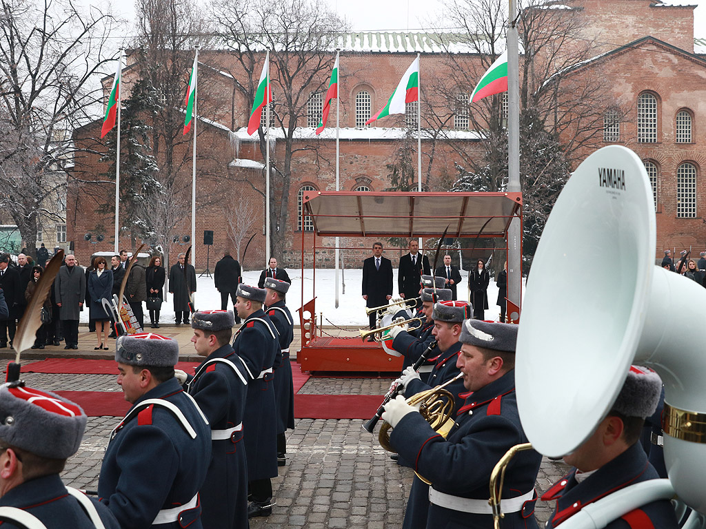 С официална церемония избраният за президент Румен Радев встъпи в длъжност днес. В 11 ч. на пл. „Св. Александър Невски” започна приемането на строя на гвардейците. След встъпването в длъжност на Румен Радев, което бе отбелязано с 21 салюта около 11:25 часа, последва прегръдка и ръкостискане с премиера в оставка Бойко Борисов.