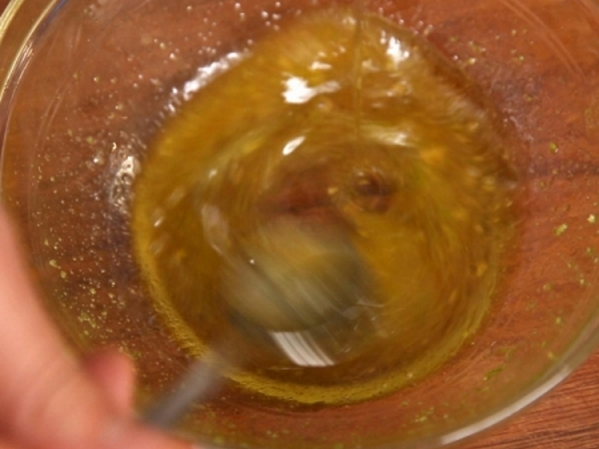 Медът се смесва със сока от лайм, сусамовото олио и зехтина. Разбърква се, така че да се получи емулсия.