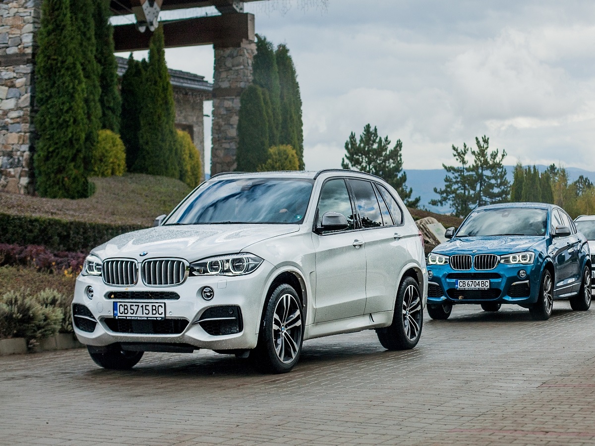 BMW X5 M50d е автомобил, с който не можеш да опишеш завоя с пушещи гуми, но можеш да го опишеш с невероятна скорост, а колкото по-висока е тя, толкова по-добре стои на пътя. Това е автомобил, с който можеш да изминеш 1000 км само с едно спиране до двете нули, а накрая да видиш разход около 10 л/100 км, но с 381 к.с. и спринт до 100 км/ч за 5,3 секунди. При тегло малко под 2,3 тона! Това е Звяр.