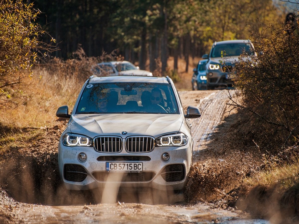 BMW X5 M50d е автомобил, с който не можеш да опишеш завоя с пушещи гуми, но можеш да го опишеш с невероятна скорост, а колкото по-висока е тя, толкова по-добре стои на пътя. Това е автомобил, с който можеш да изминеш 1000 км само с едно спиране до двете нули, а накрая да видиш разход около 10 л/100 км, но с 381 к.с. и спринт до 100 км/ч за 5,3 секунди. При тегло малко под 2,3 тона! Това е Звяр.