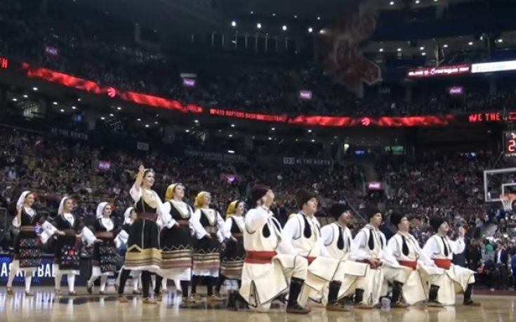 Балкански народни танци на НБА мач