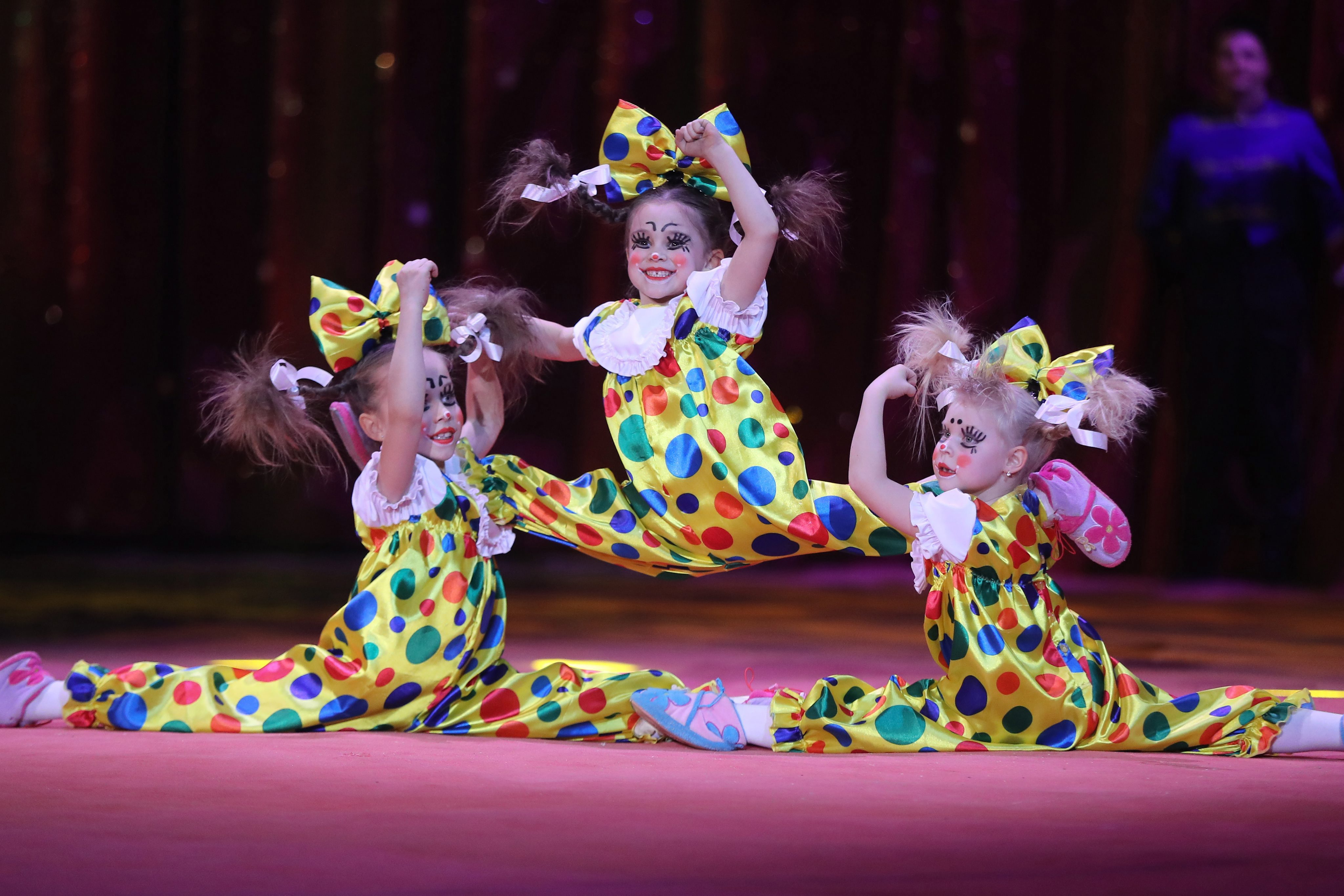 Повече от 120 циркови артисти от цял свят участват на Международния цирков фестивал в Монте Карло, който се провежда за 41-ви път. Фестивалът ежегодно привлича хиляди зрители, желаещи да видят уникалните изпълнения от някои от най-добрите треньори клоуни, жонгльори в света, съобщава Ruptly TV. Кралското семейство на Монако, които са известни с тяхната любов и подкрепа за цирково изкуство, също бяха сред присъстващите на голямото събитие във вторник (24 януари).