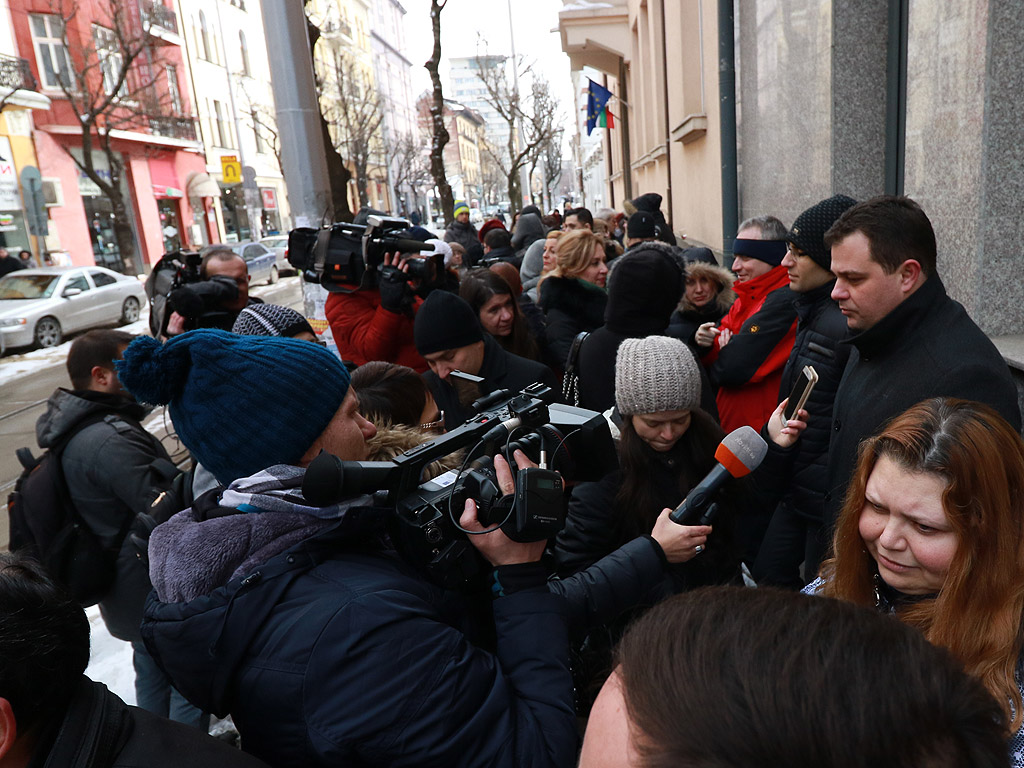 Вторият протест в рамките на месец и половина на най-натоварения съд - Софийския районен съд, събра 30-40 магистрати и от градския съд, както и граждани пред сградата на Висшия съдебен съвет.