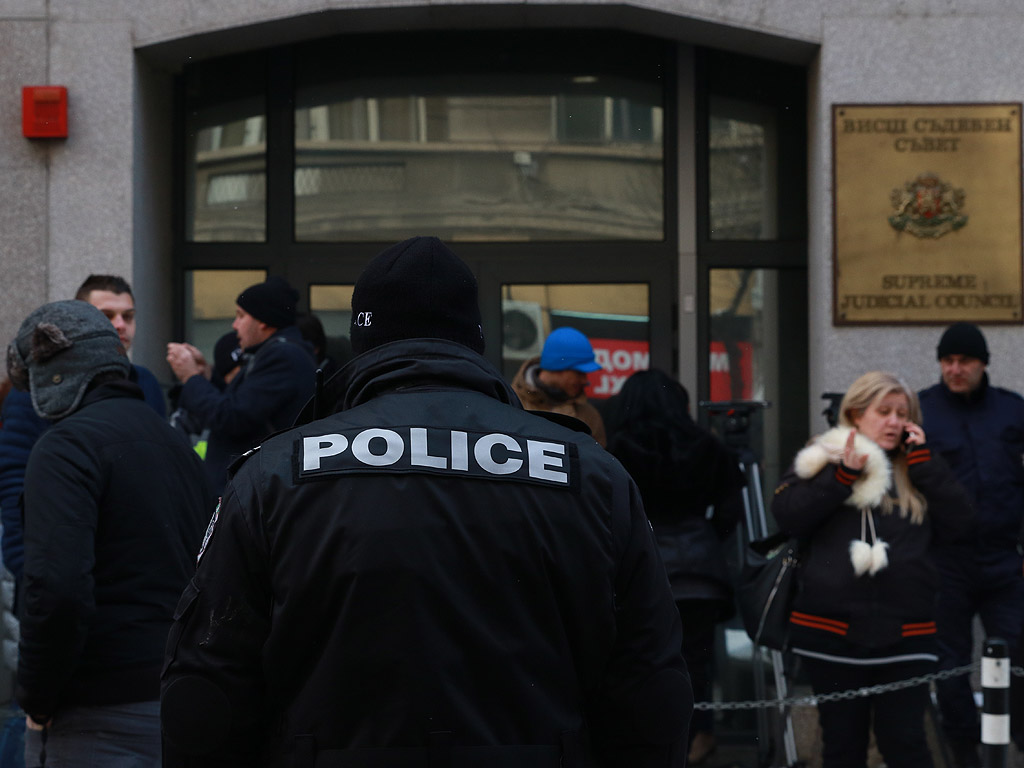 Вторият протест в рамките на месец и половина на най-натоварения съд - Софийския районен съд, събра 30-40 магистрати и от градския съд, както и граждани пред сградата на Висшия съдебен съвет.