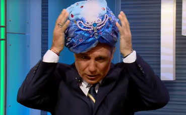 След роклята, Стоичков надяна и тюрбан