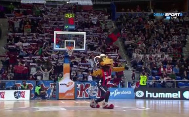 Талисманът на Баскония забавлява феновете