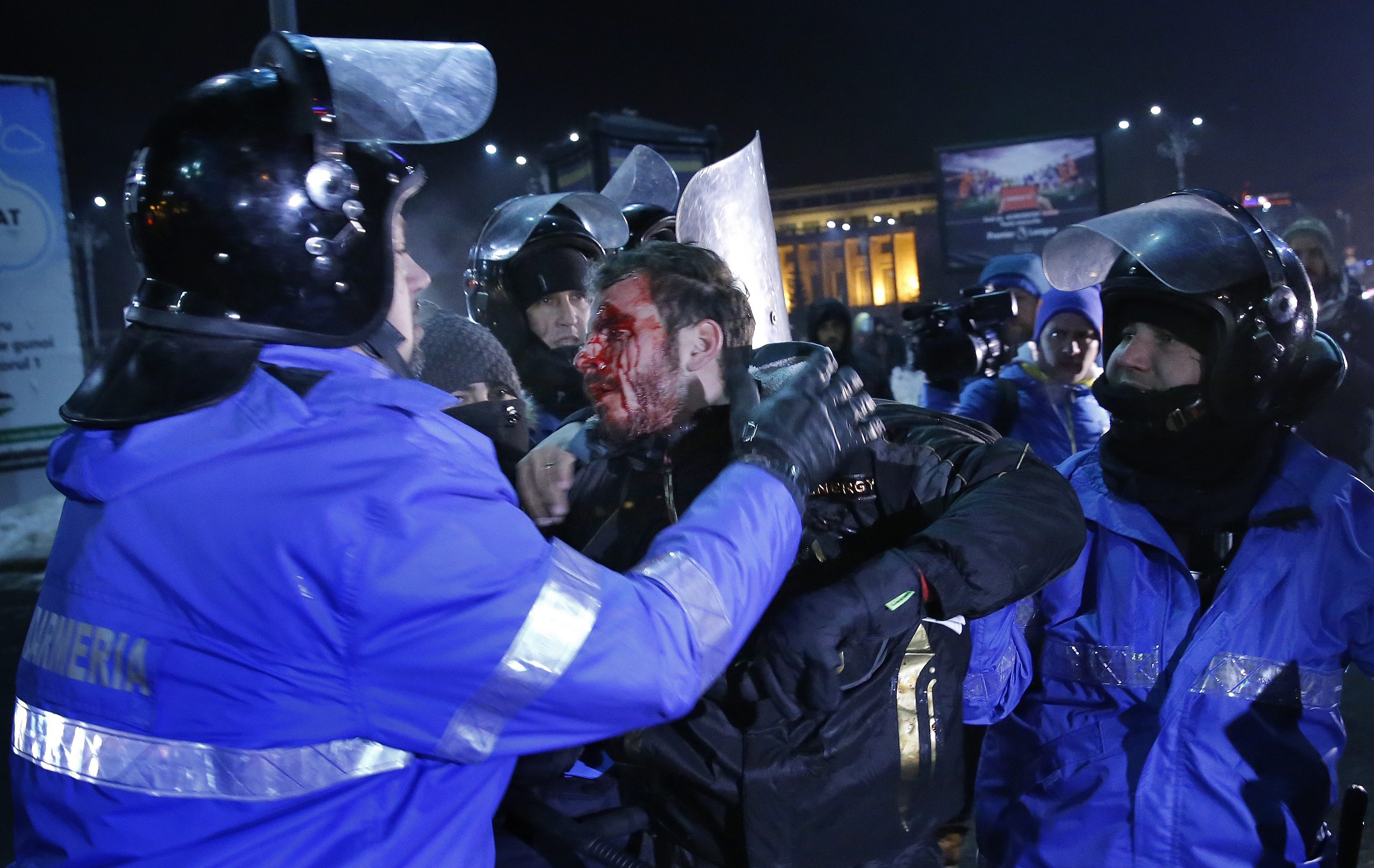 Протестиращите влязоха в свирепи сблъсъци с полицията в Букурещ в сряда вечерта, след ден на огромни, но мирни демонстрации срещу промени в наказателния кодекс, който ще смекчат антикорупционното законодателство в страната и ще позволят амнистиране на политиците в затвора