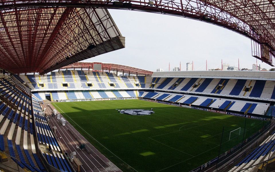 Ураганни ветрове повредиха стадион и отложиха мач в Испания