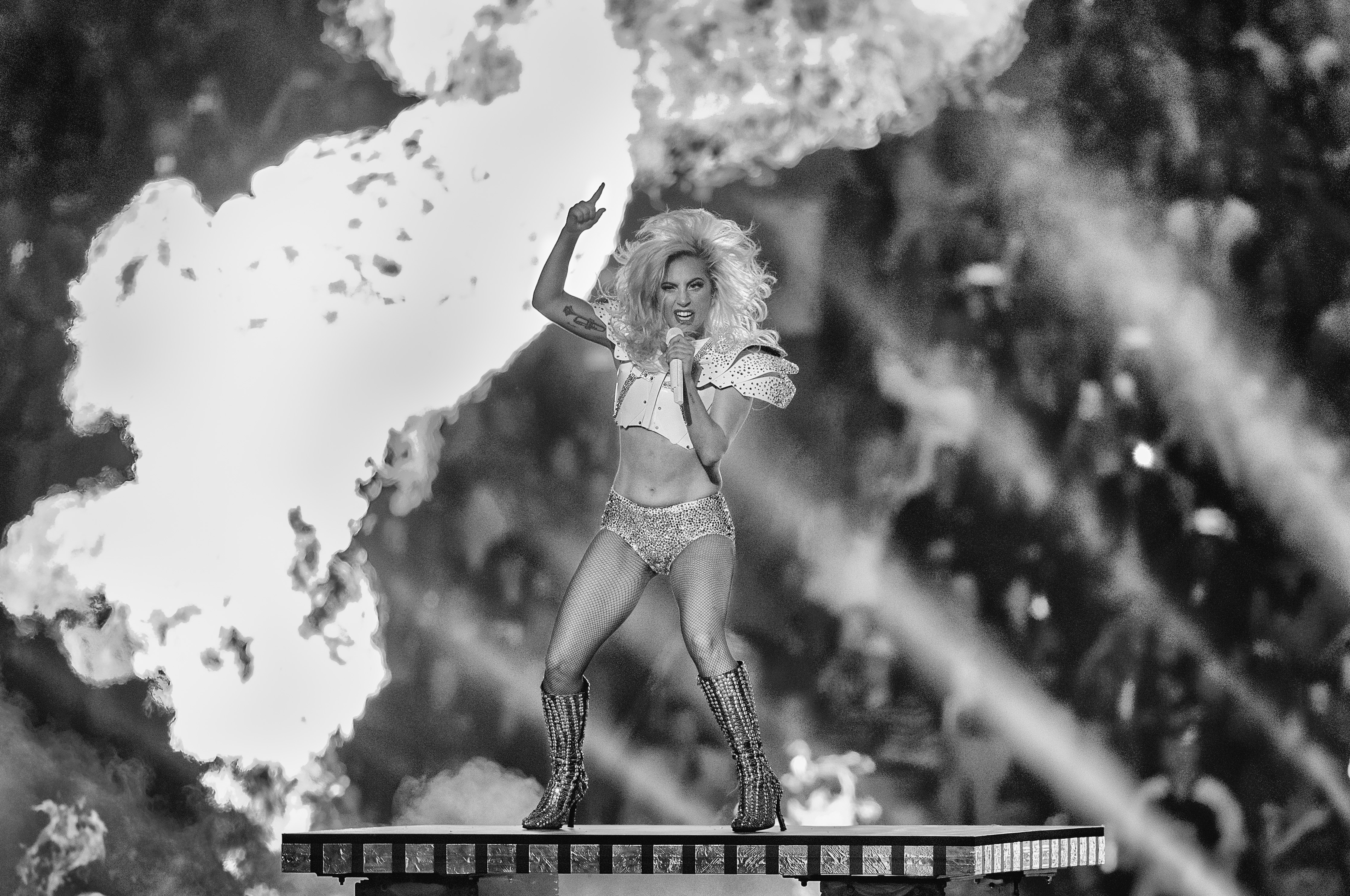 Поп дивата Лейди Гага направи зрелищно представление на полувремето на Супербоул вчера в Хюстън. Звездата изпрати и послание за толерантност по време на традиционния спектакъл по средата на дългоочаквания финал на американската Национална футболна лига.