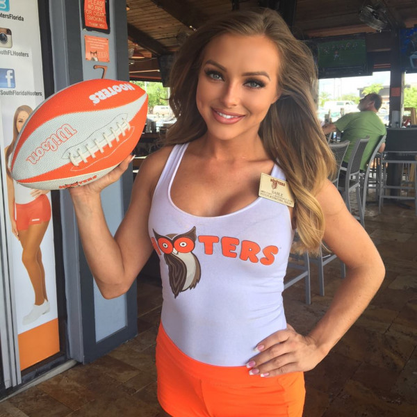 Момичетата на Hooters1