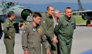 Ген.Константин Попов (вляво) и ген. Румен Радев (в средата)