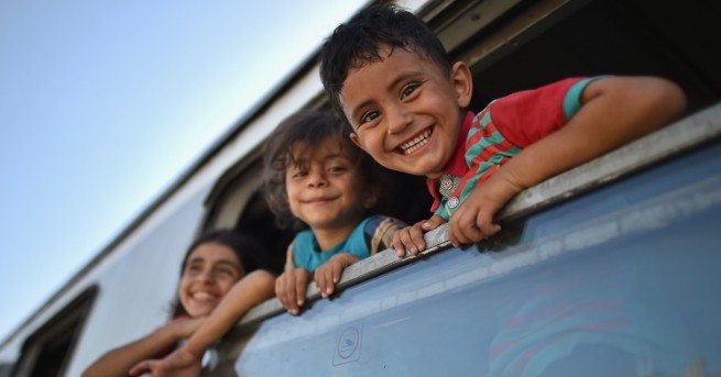 Населението на България продължава да намалява и да застарява но