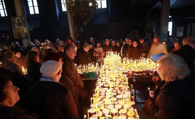 Ритуалът за освещаване на мед в катедралния храм "Въведение Богородично" в Благоевград.