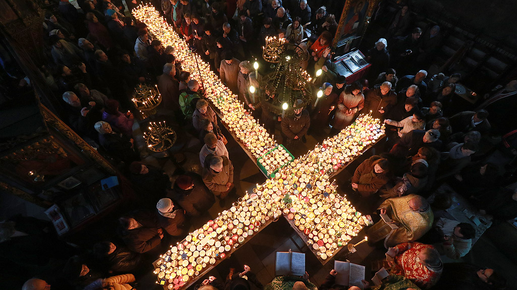 Ритуалът за освещаване на мед в катедралния храм "Въведение Богородично" в Благоевград. Бурканчетата, донесени за освещаване са подредени според утвърдилия се през годините обичай върху маси под формата на кръст със свещи върху всяко от тях. Свещите се запалват след празничната Света литургия и в центъра на храма засиява огромен огнен кръст.