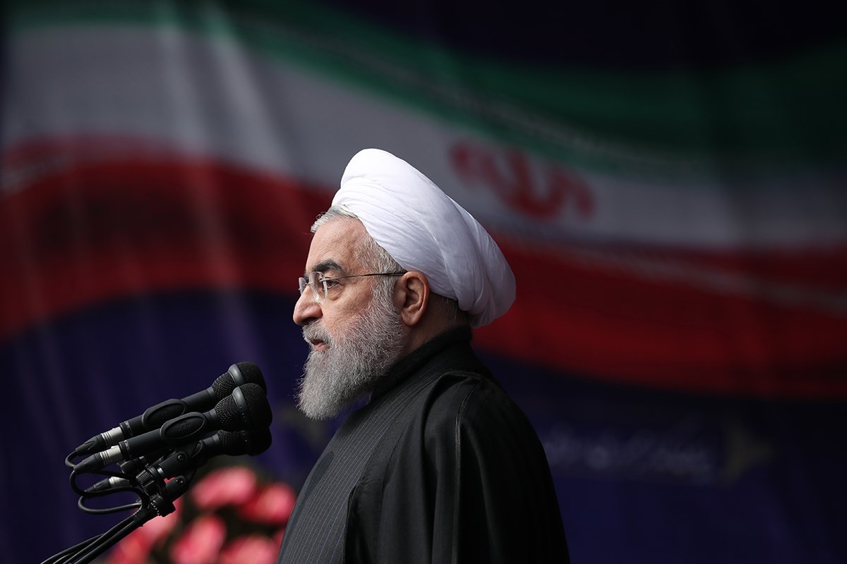 Стотици хиляди иранци се събраха на митинг в петък, за да се закълнат във вярност към духовното ръководство на страната