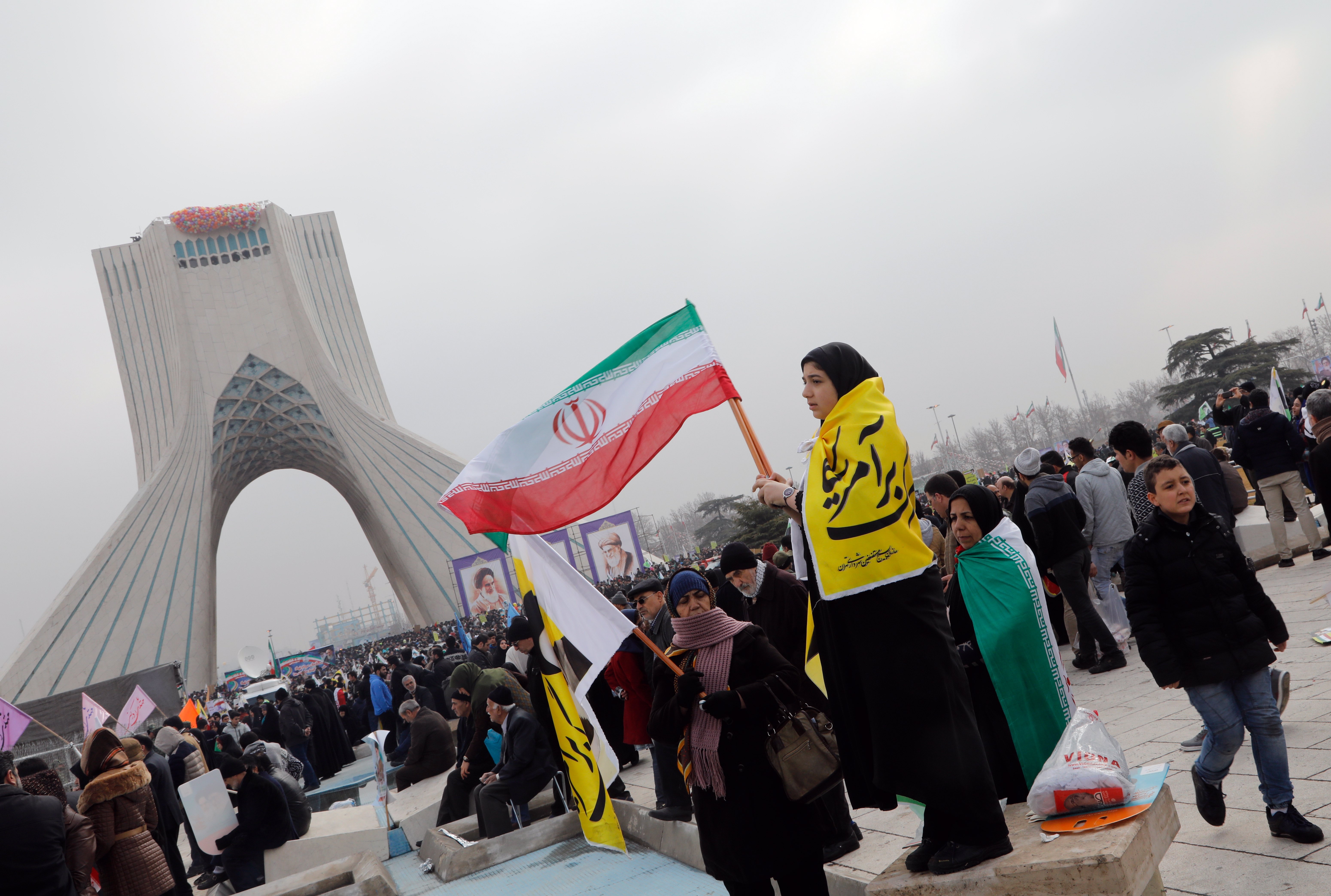 Стотици хиляди иранци се събраха на митинг в петък, за да се закълнат във вярност към духовното ръководство на страната