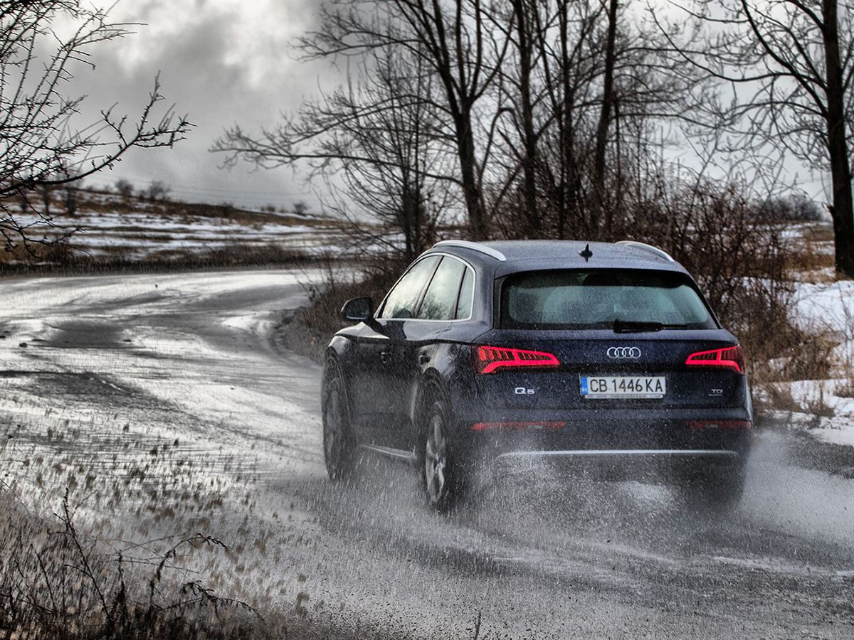 Audi Q5 е постигнал вътрешен баланс. Не е толкова огромен и крещящ като Q7, но предлага всичко най-добро от него, при това на по-ниска цена, с по-малко вътрешно пространство естествено, но вече и с въздушно окачване. И този прекрасен интериор.