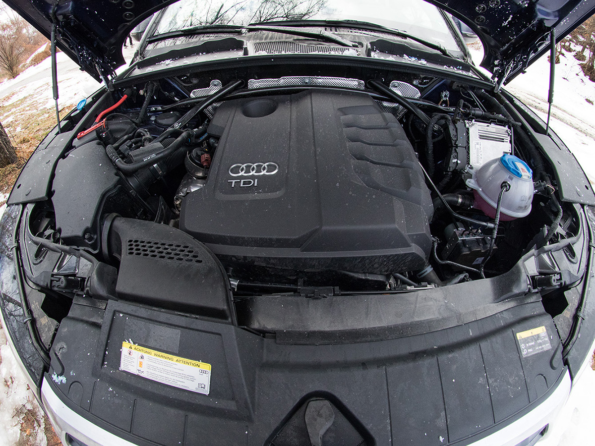 Audi Q5 е постигнал вътрешен баланс. Не е толкова огромен и крещящ като Q7, но предлага всичко най-добро от него, при това на по-ниска цена, с по-малко вътрешно пространство естествено, но вече и с въздушно окачване. И този прекрасен интериор.