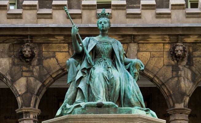 Откриха статуя на кралица, изчезнала преди век от британския парламент
