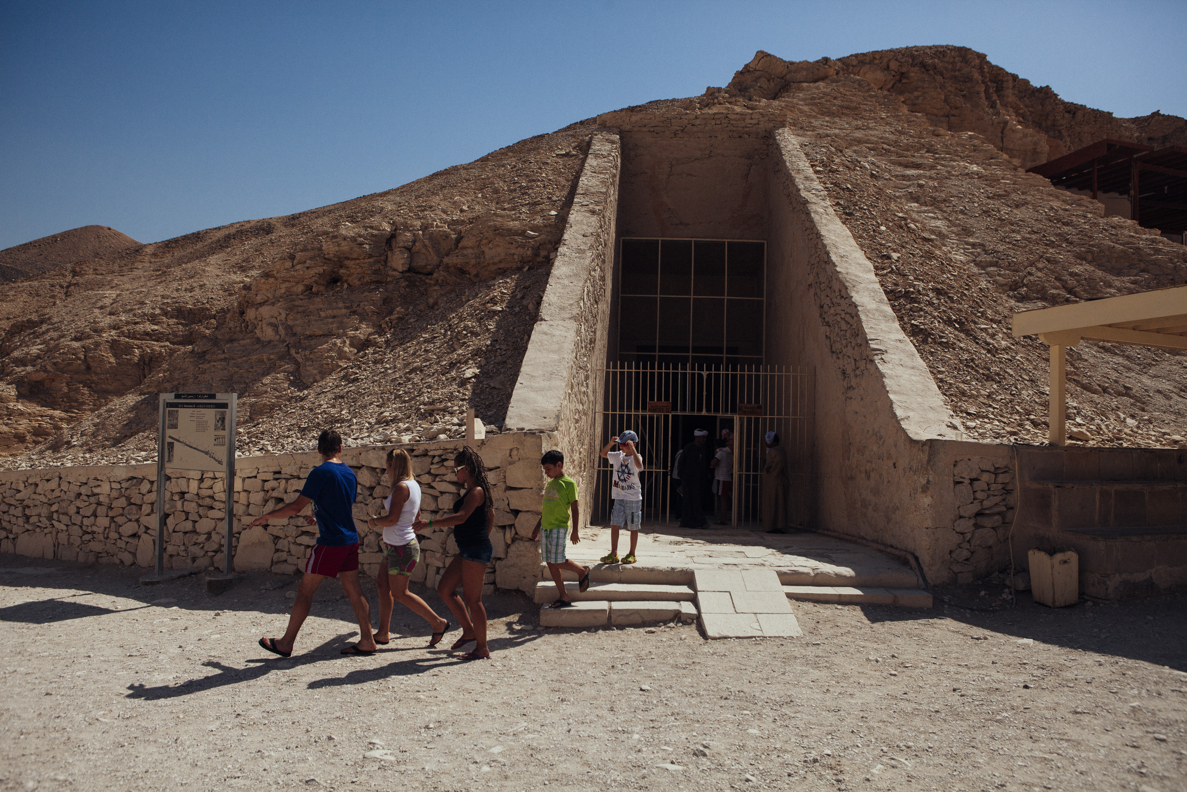На 4 ноември 1922 г. британският археолог Хауърд Картър открива гробницата на фараона Тутанкамон в Долината на царете в Египет.
