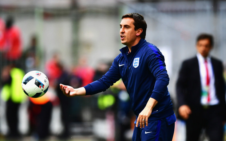 Гари Невил контрира Моу за нападките му срещу Челси