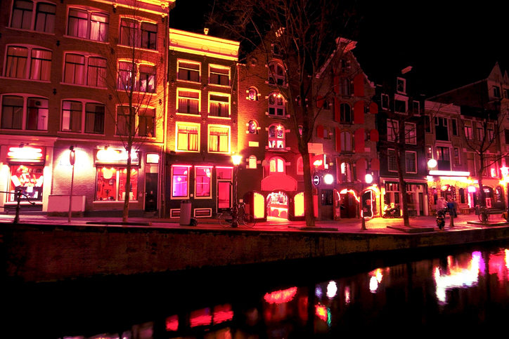 Кварталът на Червените фенери (зона от 6500 кв., разположена от двете страни на канала Де Валеен в Стария град) съществува на днешното си място от самото му основаване през XIV в., когато вместо кафенета, там са се разполагали дестилационни фабрики, обслужвани предимно от моряци и търговци от различни националности. През XV и XVI в. Амстердам започва да развива преносна търговия с останалата част на Европа и света, което се оказва златна възможност за утвърждаването на проституцията като успешен занаят. Нуждаещите се от освежаване и компания и забогатели след дългите пътувания моряци, все по-силно привличат вниманието на жените с лоша репутация. Така за кратко време луксозните публични домове, ръководени от амбициозни бизнес дами (обикновено бивши жрици на любовта) изникват все по-близо до пристанището. До края на XVII в. Амстердам добива широка популярност в Европа със своите „къщи на удоволствията“.