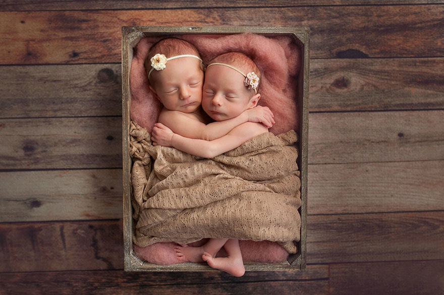 Когато Джулиет и Ники Каничи се прибрали у дома след изписването на втората двойка бебета близнаци, решили, че е време за красива фотосесия, която да запамети този щастлив миг завинаги и да спира дъха и след години. И добре, че са се сетили мигновено, защото снимките на братче и сестрички, всички заедно, гушнати и обичащи се, топят сърца.